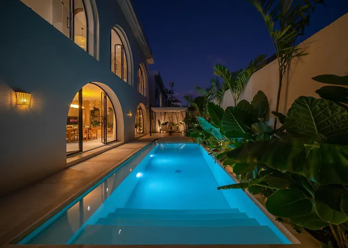 Villa Padang Senang - Tropical Luxe 3br, Short Walk To The